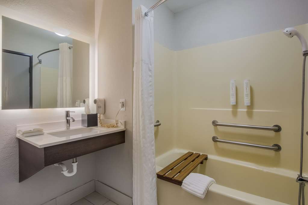 CLARION POINTE HARRODSBURG-DANVILLE-guestroom-Guest Room,Bathroom,On-Site.jpg