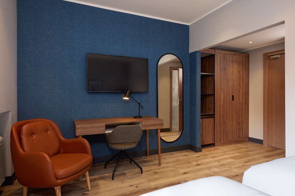 RADISSON HOTEL FERRARA-guestroom-Guest Room,Living Area,On-Site.jpg