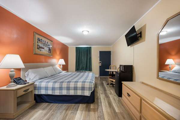  - Rodeway Inn Cecil - I-75, Exit 32