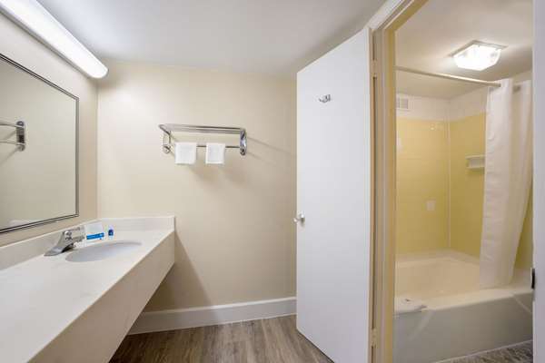  - Rodeway Inn Cecil - I-75, Exit 32