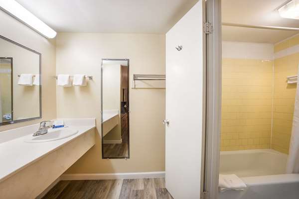  - Rodeway Inn Cecil - I-75, Exit 32