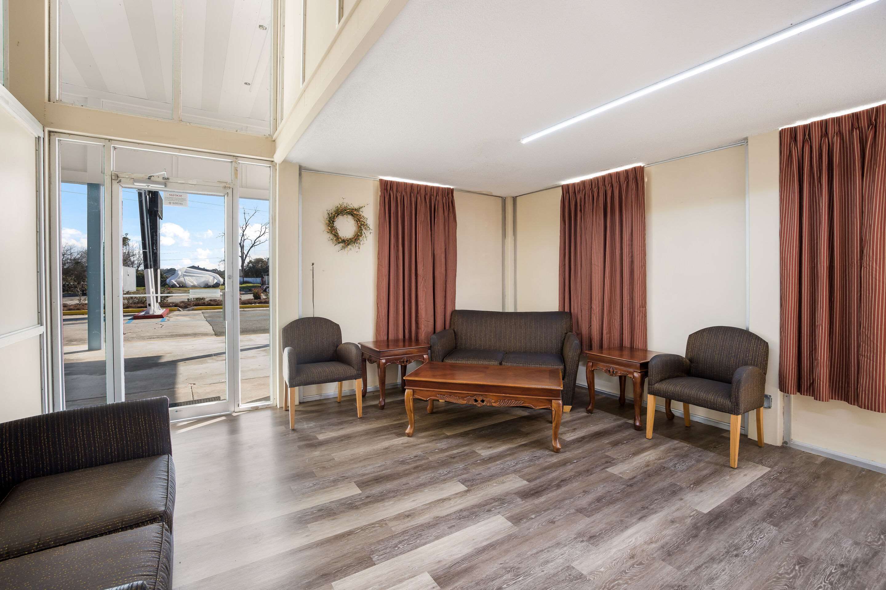 Spacious lobby | Rodeway Inn