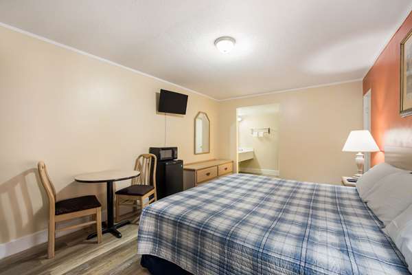  - Rodeway Inn Cecil - I-75, Exit 32