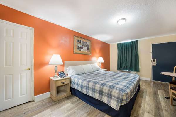  - Rodeway Inn Cecil - I-75, Exit 32