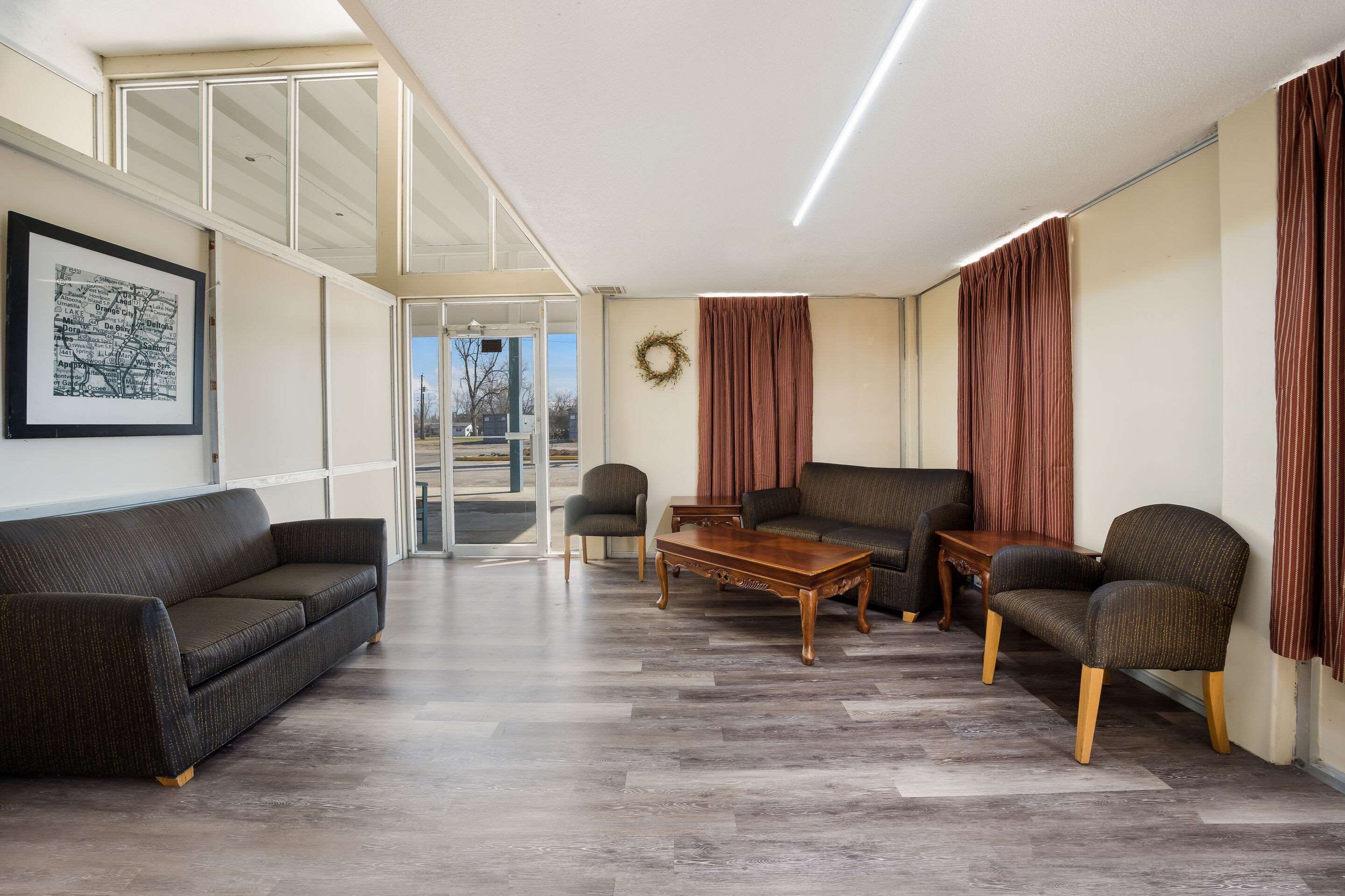 Lobby with sitting area | Rodeway Inn