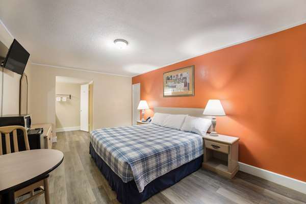  - Rodeway Inn Cecil - I-75, Exit 32