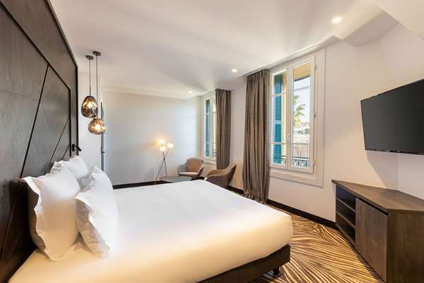 Suite-1 King Bed, Non-Smoking, Sofabed, Larger Room, Lounge Area