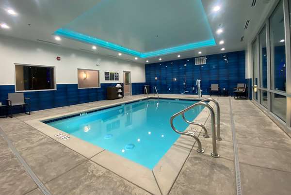 Pool - La Quinta Inn & Suites Galt