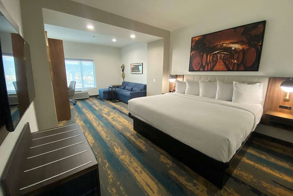 La Quinta Inn & Suites By Wyndham Galt Lodi North - Tap to explore photos