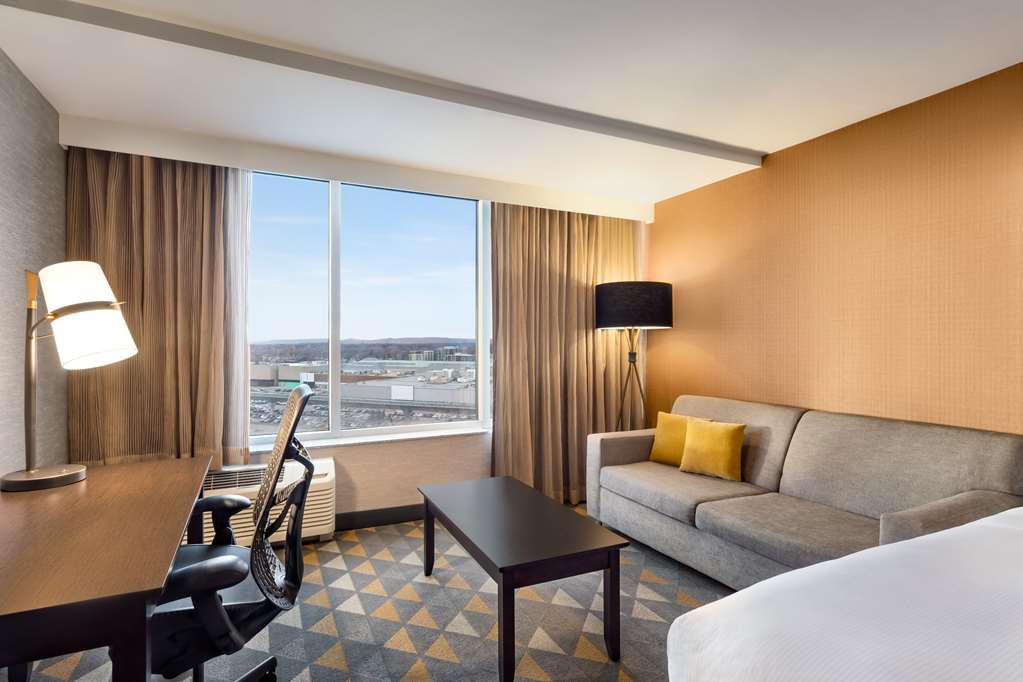 DoubleTree by Hilton Pointe Claire Montreal Airport West Room Type - 1 KING BED