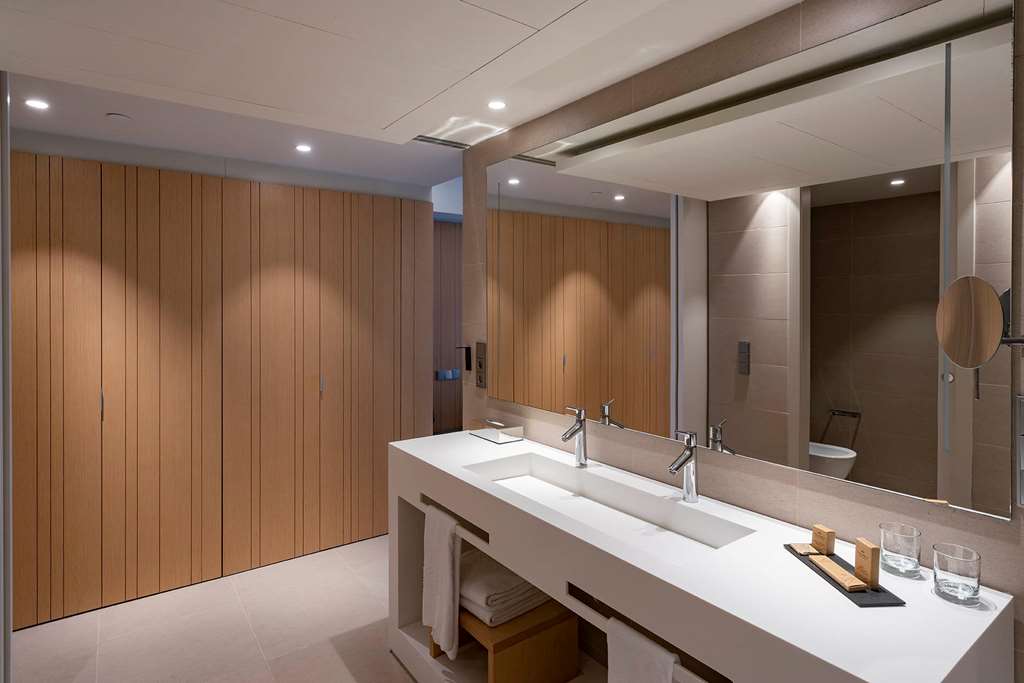 PARADOR DE AIGUABLAVA-guestroom-Guest Room,Bathroom,On-Site.jpg