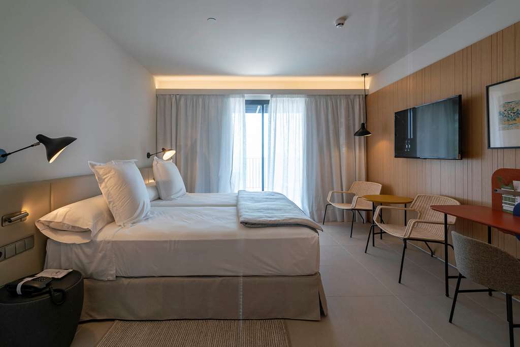 PARADOR DE AIGUABLAVA-guestroom-Guest Room,On-Site.jpg