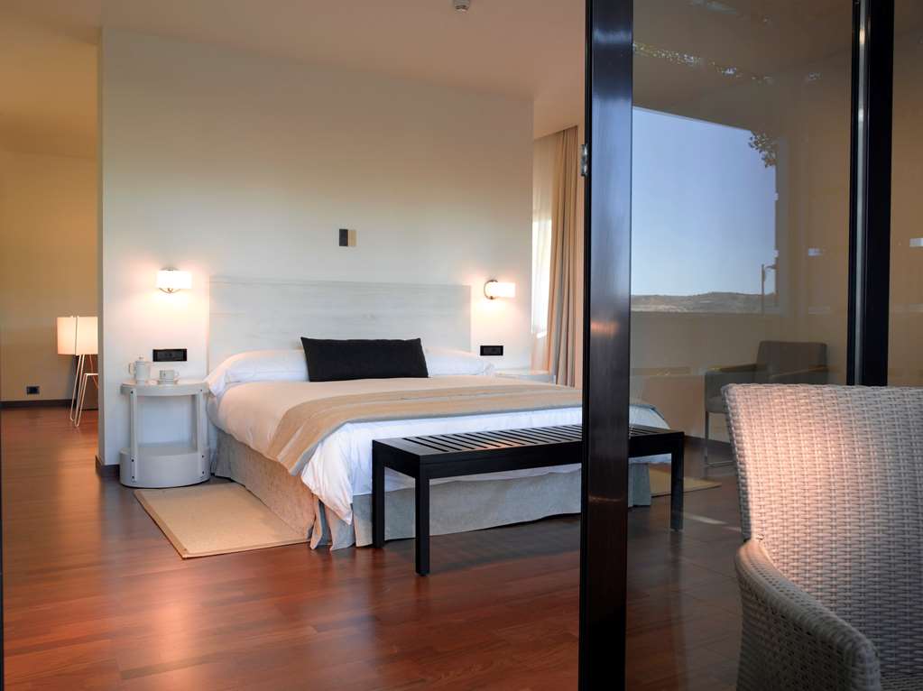PARADOR DE ANTEQUERA-guestroom-Guest Room,Suite,On-Site.jpg