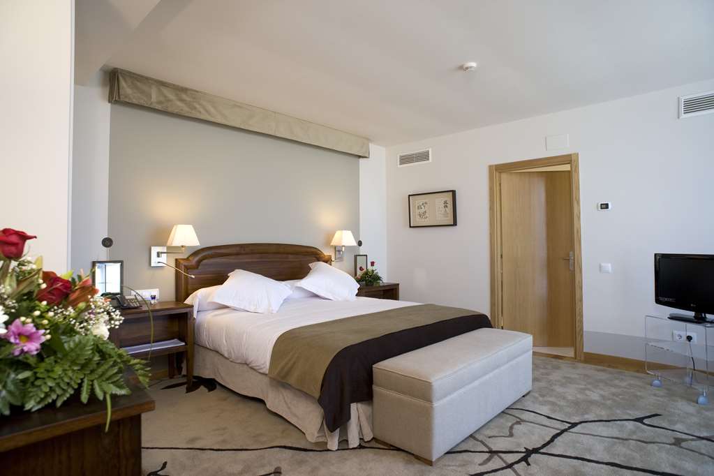 PARADOR DE ARGOMANIZ-guestroom-Guest Room,Suite,On-Site.jpg