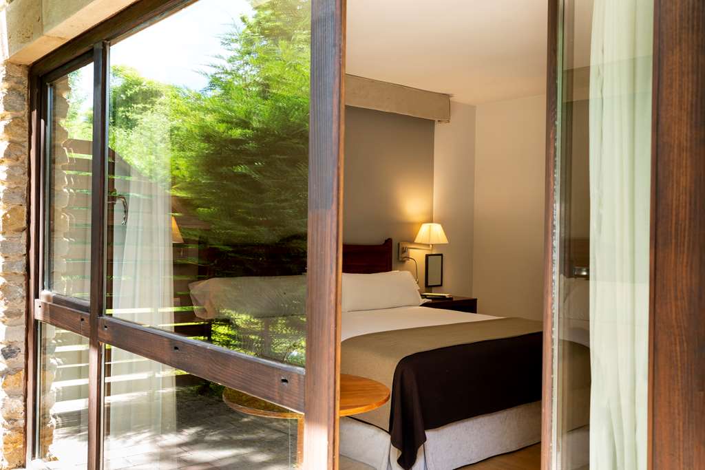 PARADOR DE ARGOMANIZ-guestroom-Guest Room,On-Site.jpg