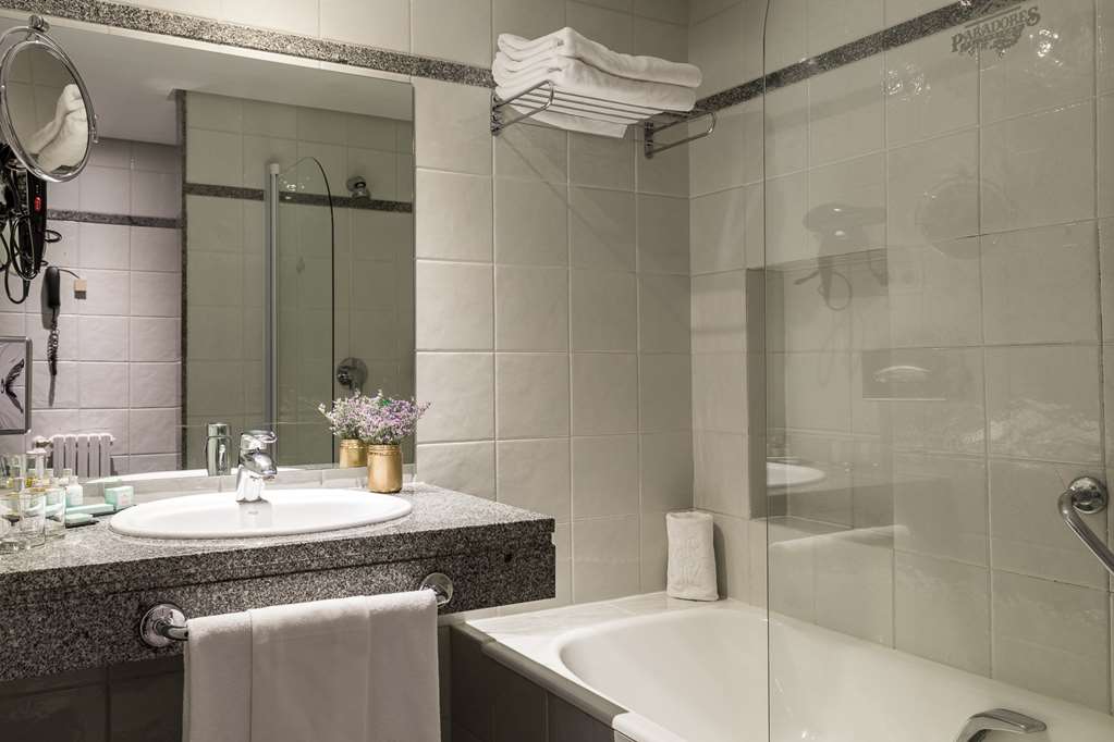 PARADOR DE AVILA-guestroom-Guest Room,Bathroom,On-Site.jpg