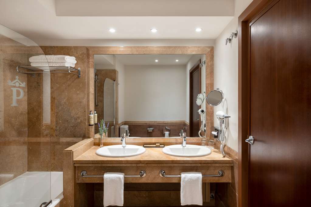 PARADOR DE CALAHORRA-guestroom-Guest Room,Bathroom,On-Site.jpg