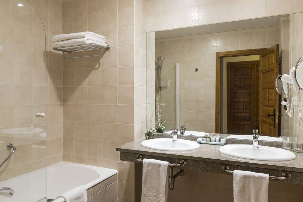 PARADOR DE CAMBADOS-guestroom-Guest Room,On-Site.jpg