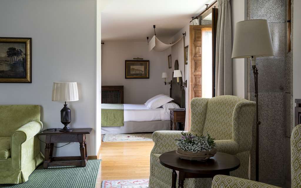 PARADOR DE CAMBADOS-guestroom-Guest Room,Suite,On-Site.jpg