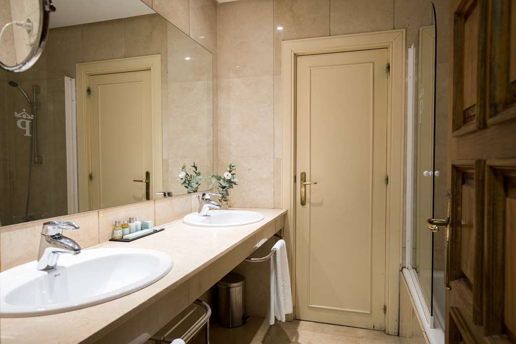 PARADOR DE CORDOBA LA ARRUZAFA-guestroom-Guest Room,Bathroom,On-Site.jpg