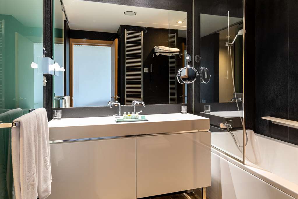 PARADOR DE EL SALER-guestroom-Guest Room,Bathroom,On-Site.jpg