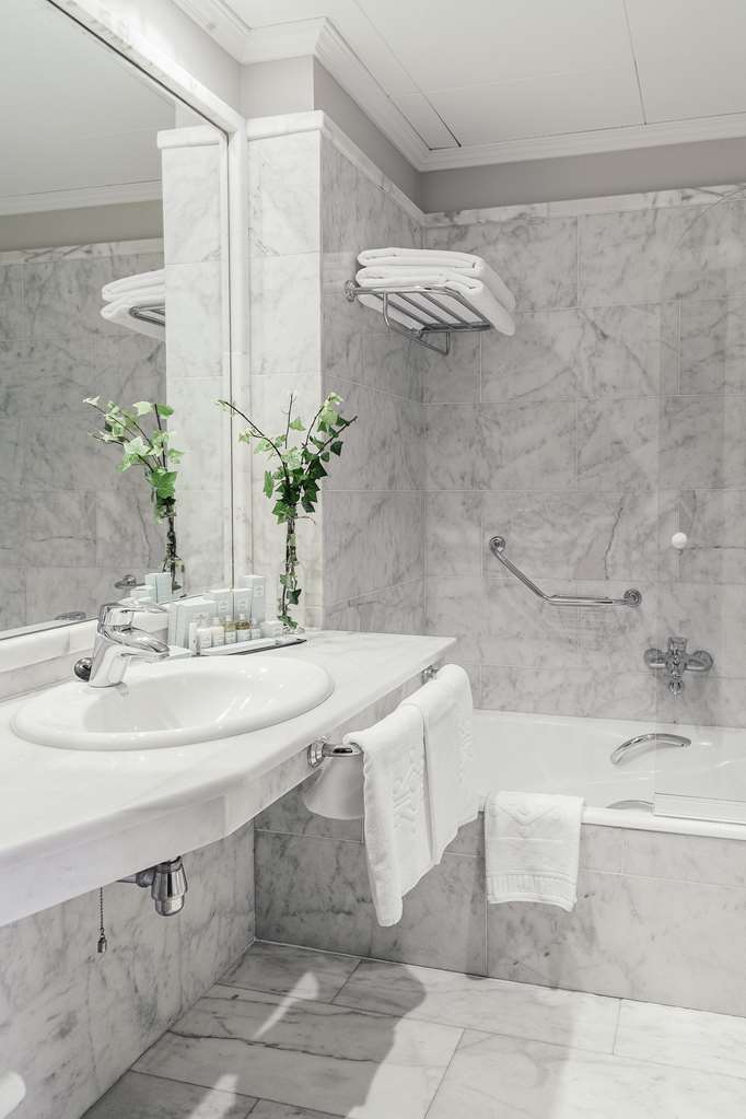 PARADOR DE FERROL-guestroom-Guest Room,Bathroom,On-Site.jpg