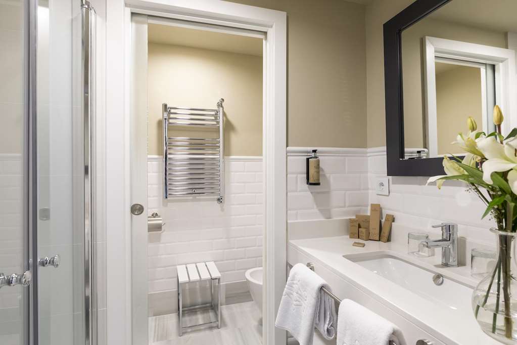 PARADOR DE JAEN-guestroom-Guest Room,Bathroom,On-Site.jpg