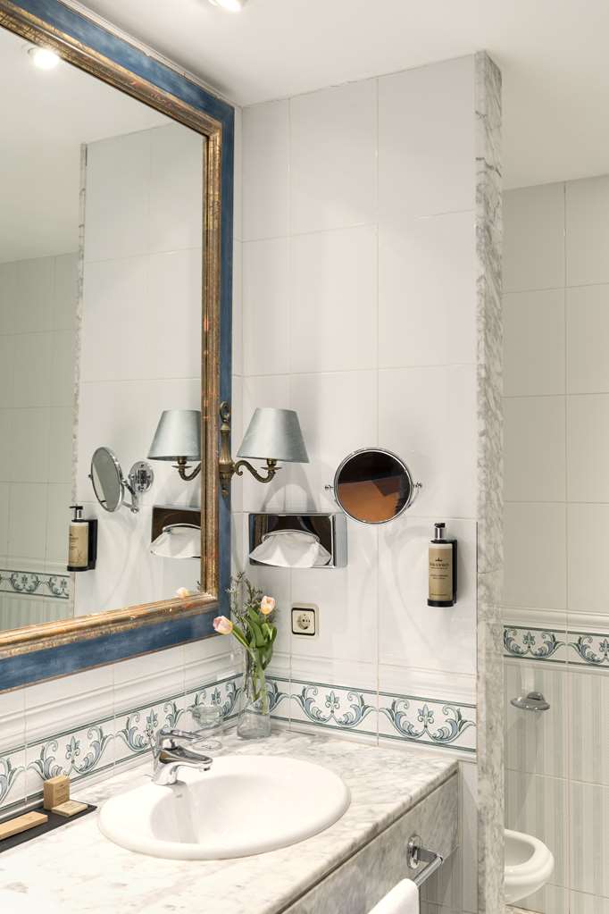 PARADOR DE LERMA-guestroom-Guest Room,Bathroom,On-Site.jpg