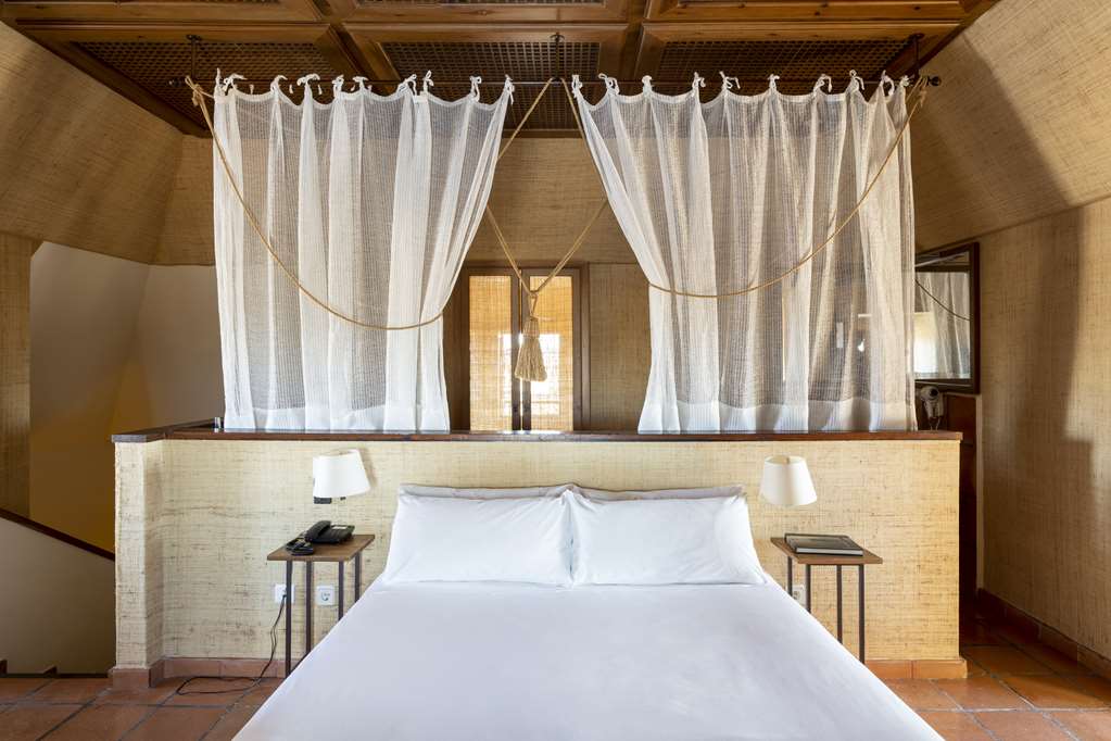 PARADOR DE LERMA-guestroom-Guest Room,On-Site.jpg