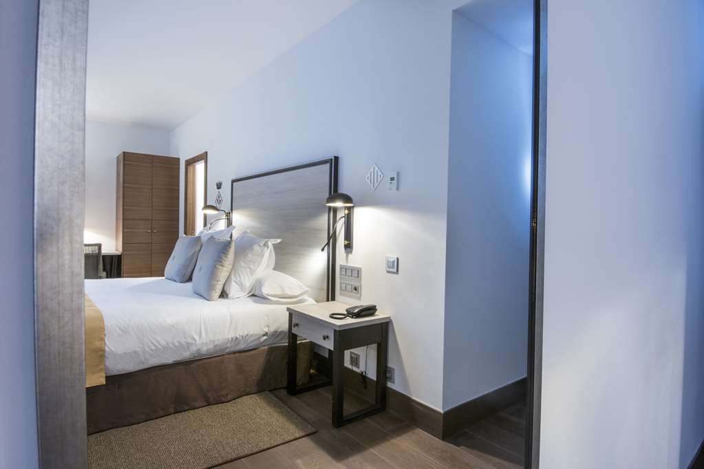 PARADOR DE LLEIDA-guestroom-Guest Room,On-Site.jpg
