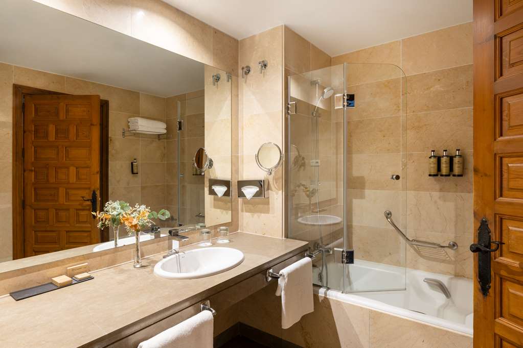 PARADOR DE MALAGA GIBRALFARO-guestroom-Guest Room,Bathroom,On-Site.jpg