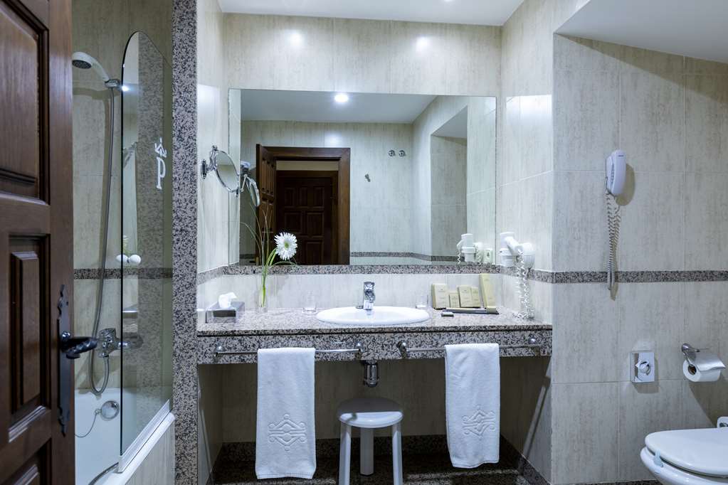 PARADOR DE MONFORTE DE LEMOS-guestroom-Guest Room,On-Site.jpg