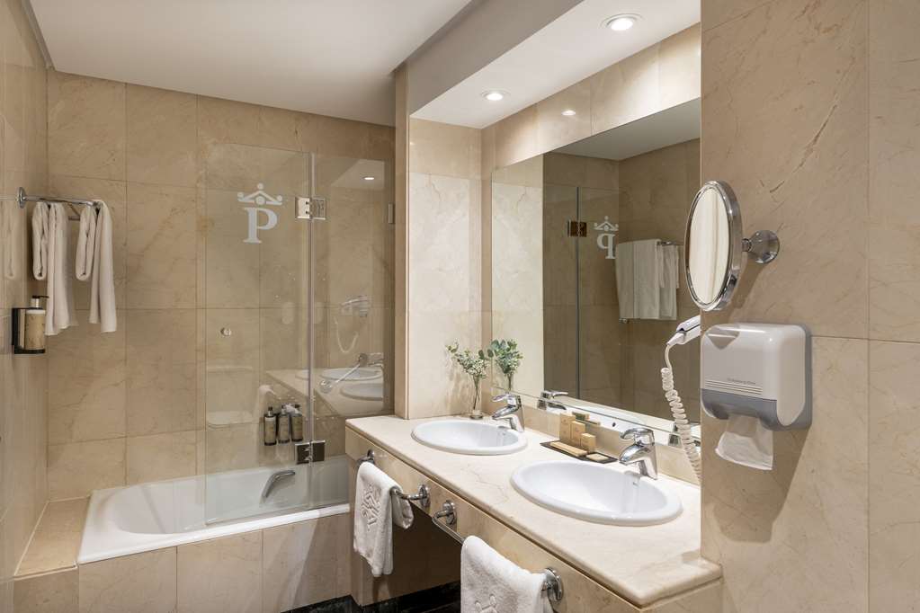 PARADOR DE RONDA-guestroom-Guest Room,Bathroom,On-Site.jpg