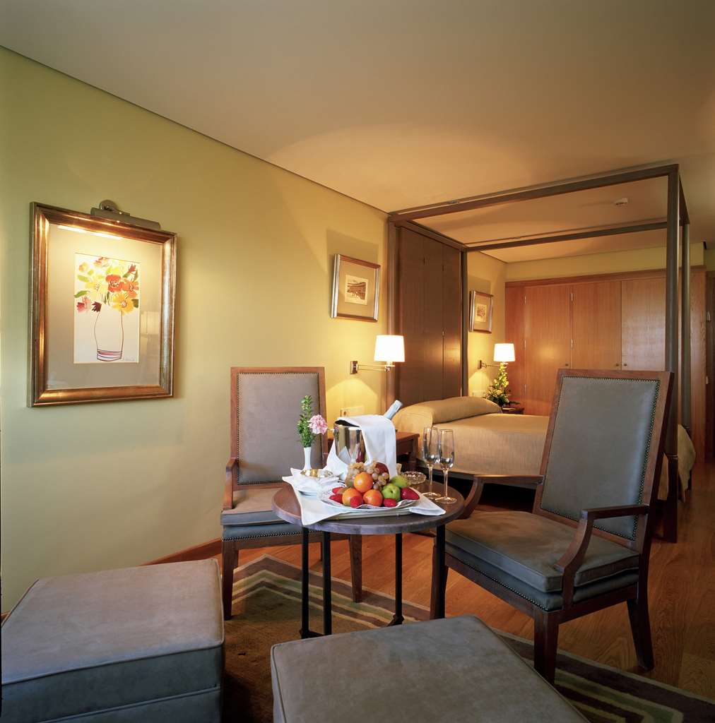 PARADOR DE SALAMANCA-guestroom-Guest Room,On-Site.jpg
