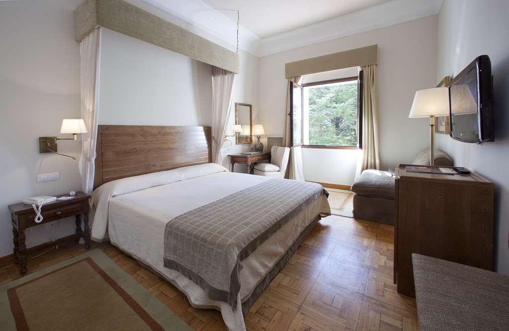 PARADOR DE TERUEL-guestroom-Guest Room,Bathroom,On-Site.jpg