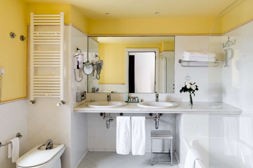 PARADOR DE TORTOSA-guestroom-Guest Room,Bathroom,On-Site.jpg