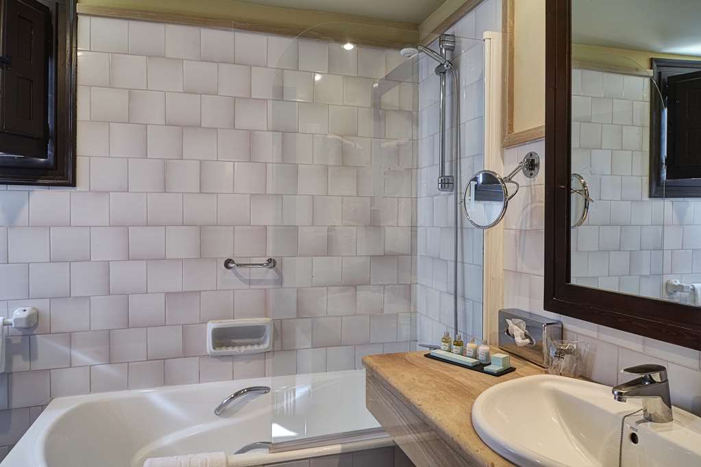 PARADOR DE UBEDA-guestroom-Guest Room,Bathroom,On-Site.jpg