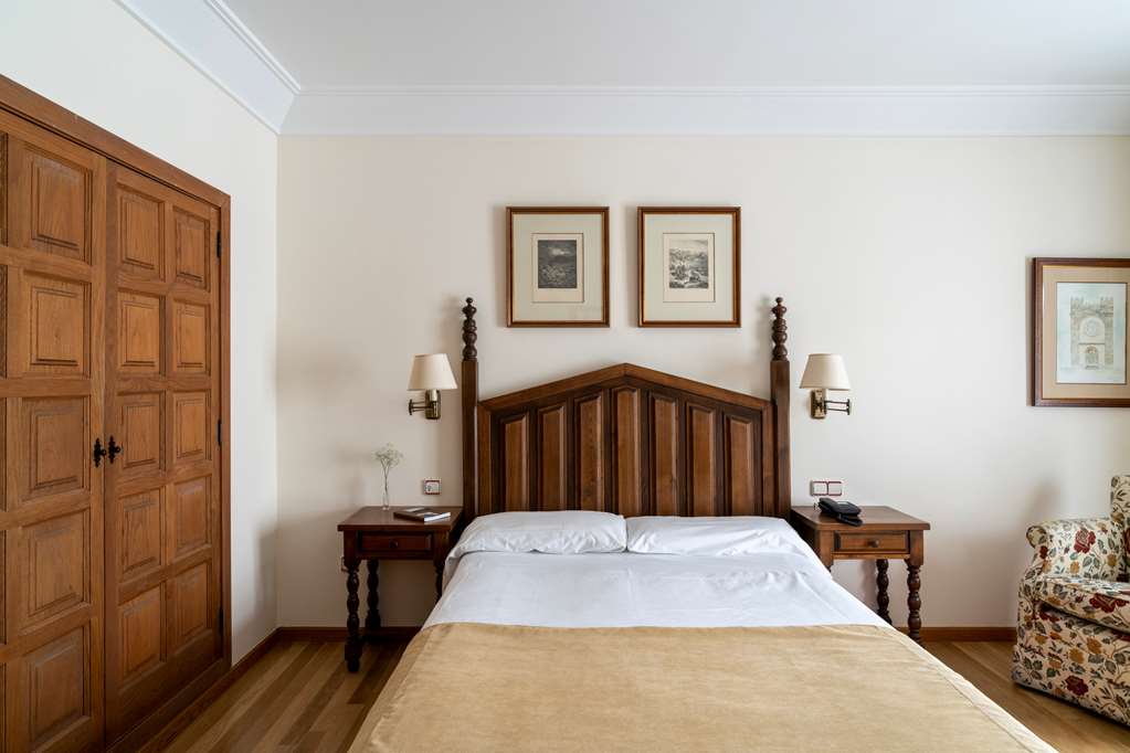 PARADOR DE VILALBA-guestroom-Guest Room,On-Site.jpg