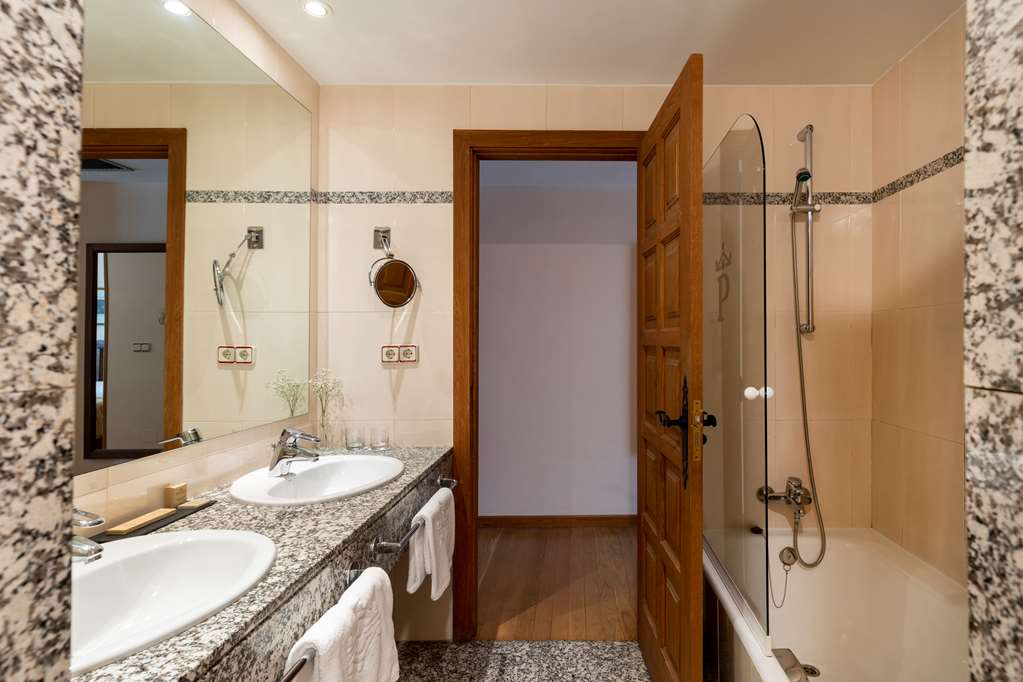 PARADOR DE VILALBA-guestroom-Guest Room,Bathroom,On-Site.jpg