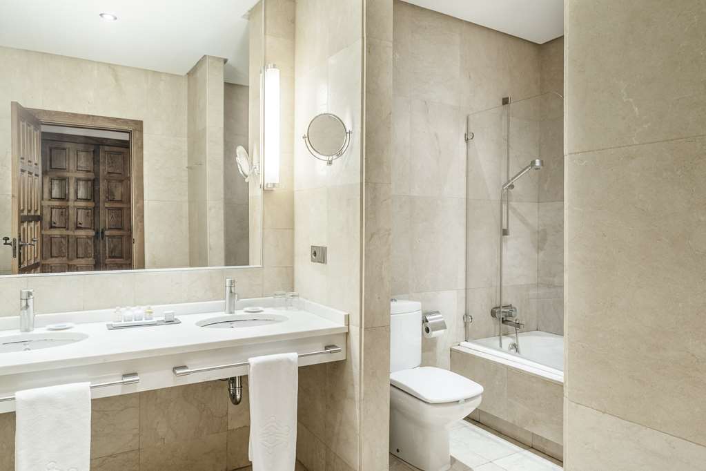 PARADOR DE ZAFRA-guestroom-Guest Room,Bathroom,On-Site.jpg
