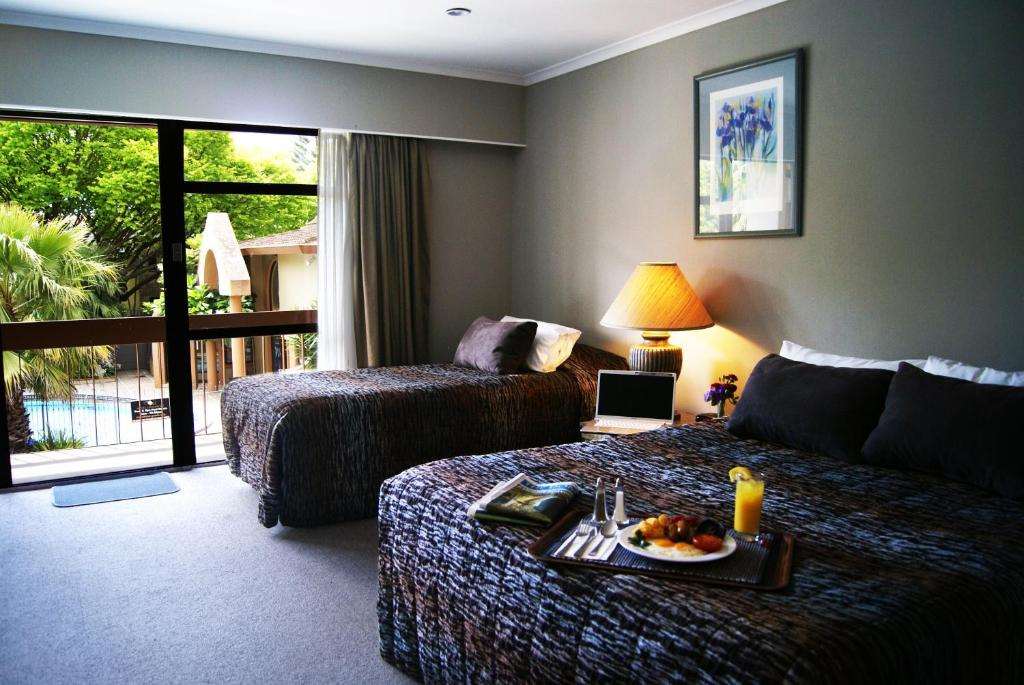 DISTINCTION COACHMAN HOTEL PALMERST-guestroom-Guest Room,Suite,On-Site.jpg