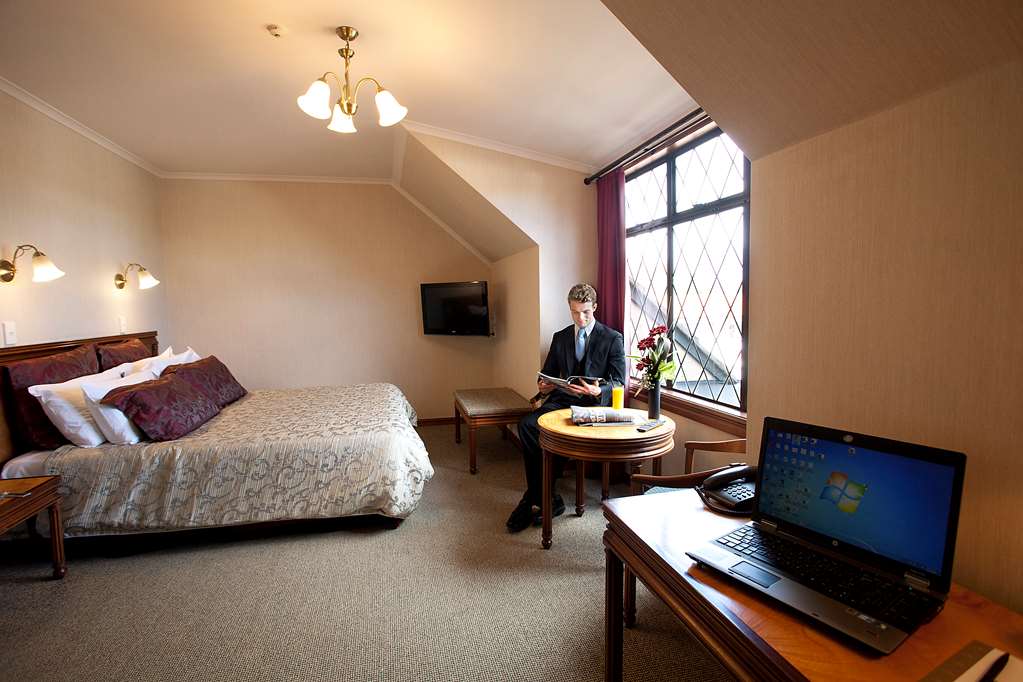 DISTINCTION COACHMAN HOTEL PALMERST-guestroom-Guest Room,On-Site.jpg