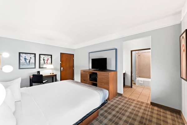 1 King Bed, Non-Smoking