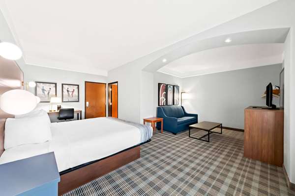 1 King Bed, Mobility Accessible Suite, Bathtub w/ Grab Bars, Non-Smoking