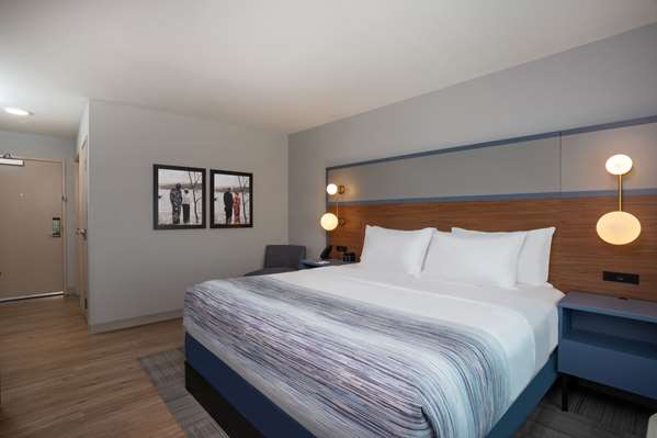 1 King Bed, Mobility/Hearing Accessible Room, Bathtub w/ Grab Bars, Non-Smoking