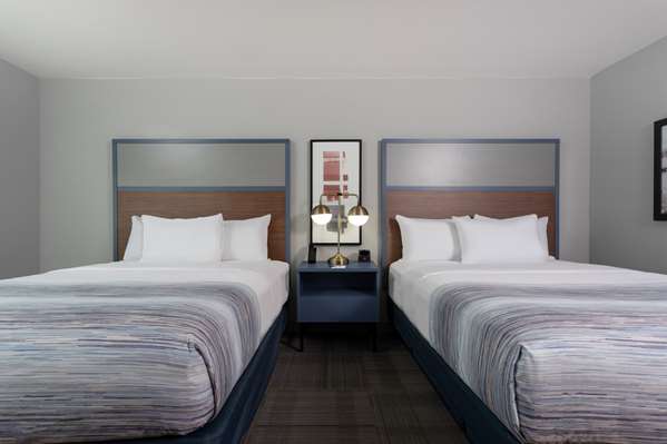 2 Queen Beds, Mobility/Hearing Accessible Business Room, Bathtub w/Grab Bars, NS