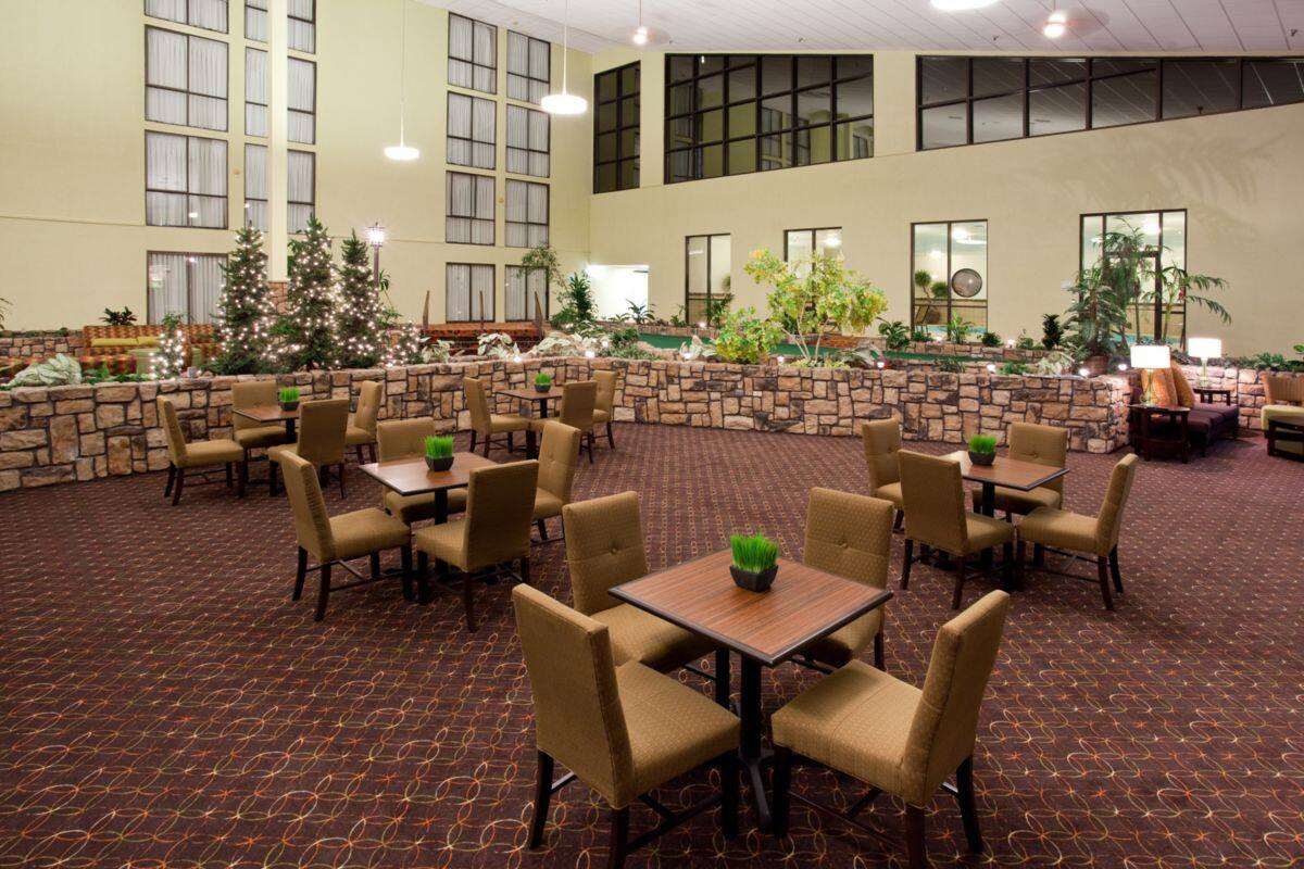 Lobby | Ramada Plaza by Wyndham Sheridan Hotel & Convention Center