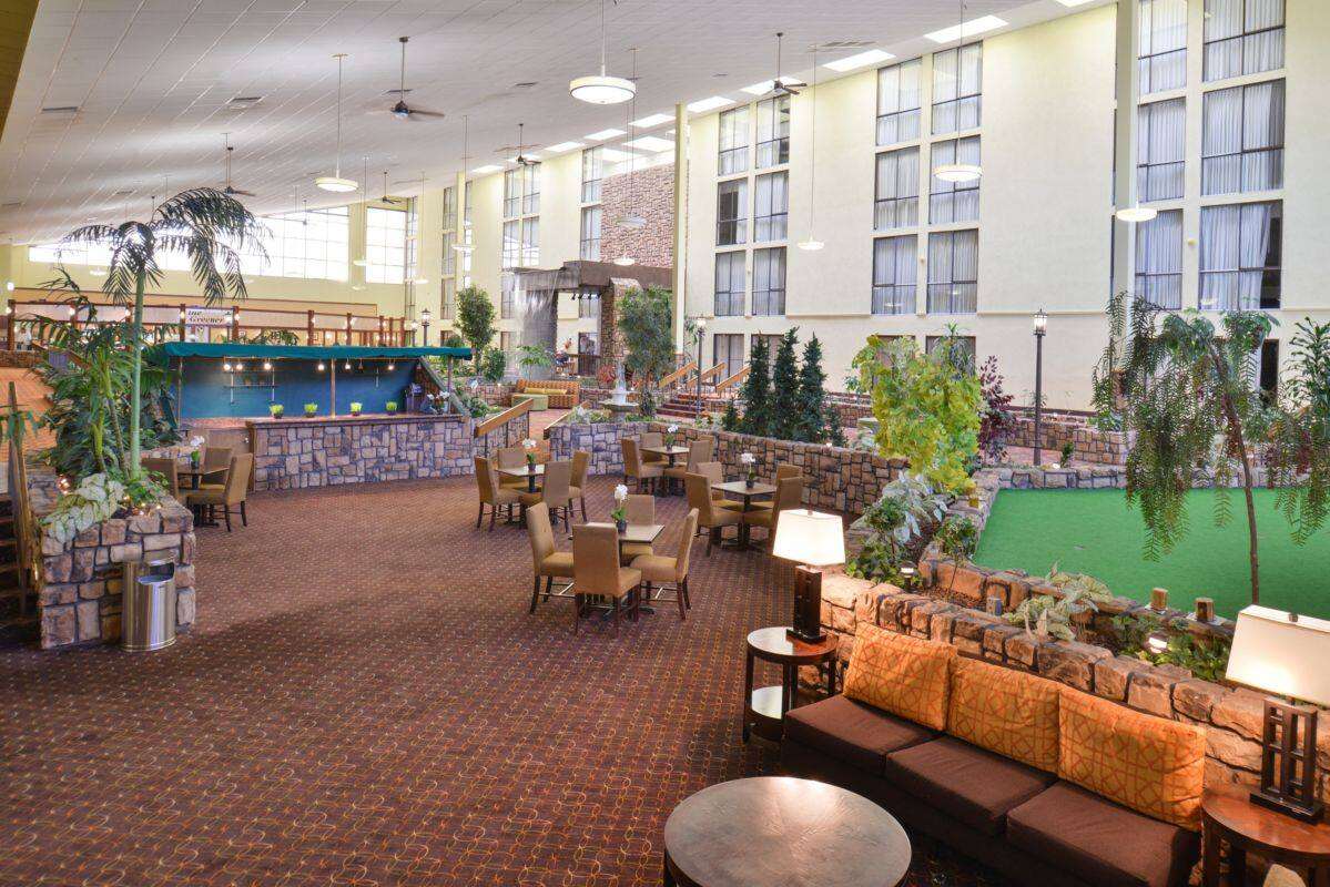 Lobby | Ramada Plaza by Wyndham Sheridan Hotel & Convention Center