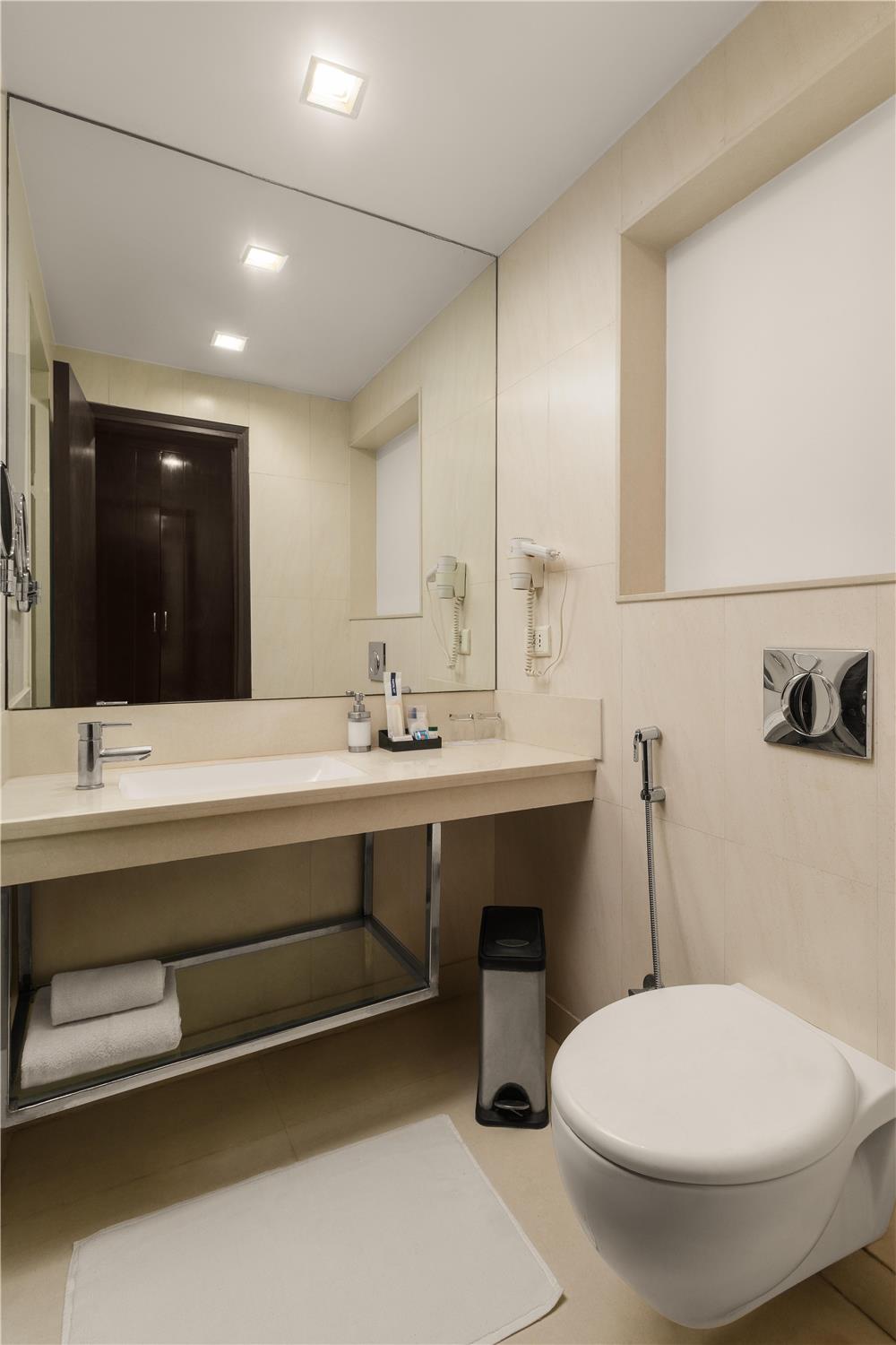 Golden Tulip Gurgaon - Sector 29 - SUPERIOR DELUXE PREMIUM BATHROOM FULL RESO