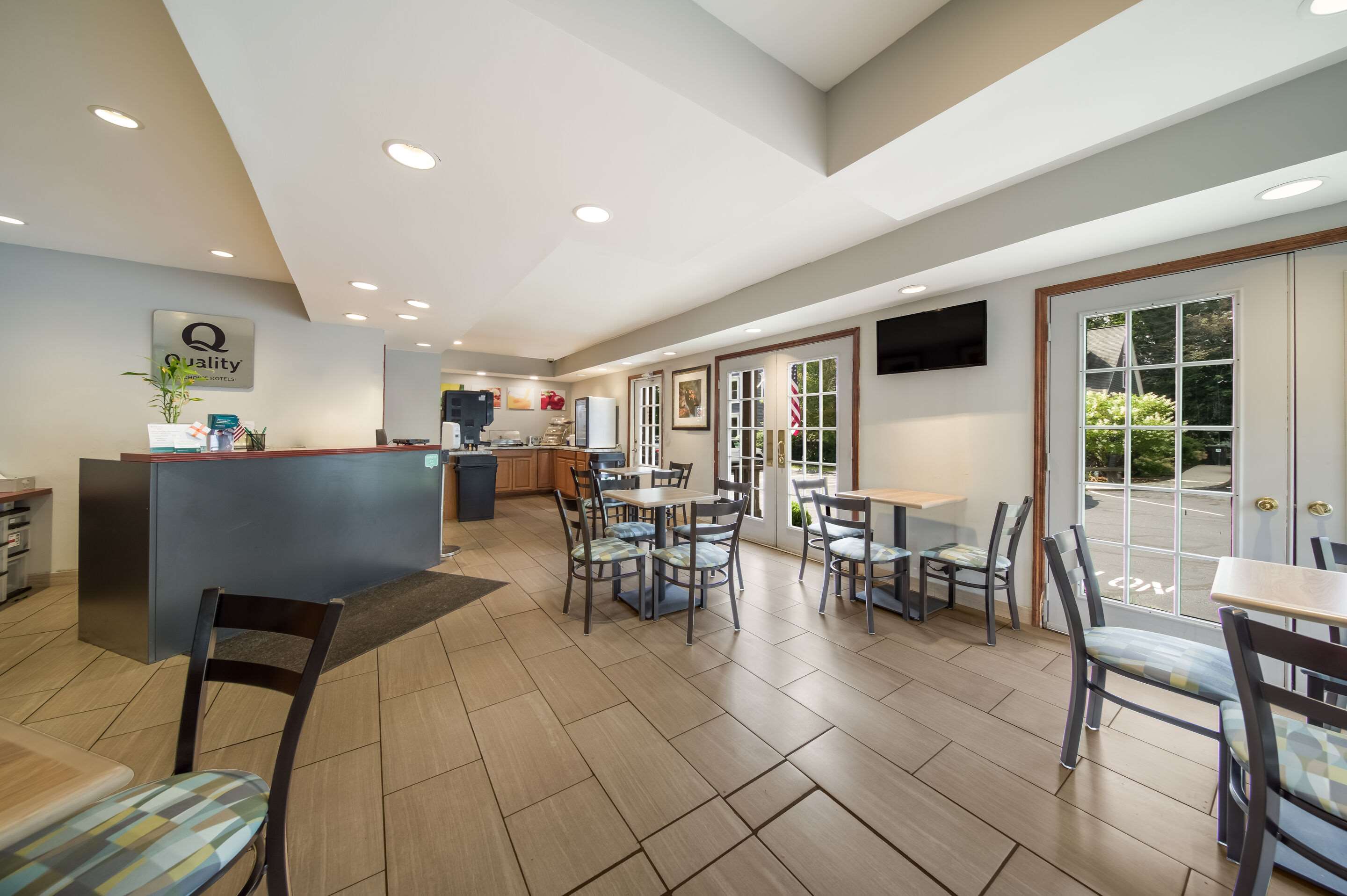 Spacious lobby with sitting area | Quality Inn